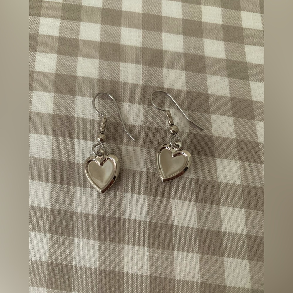 ⭐️SALE⭐️ NWOT Pretty Silver Heart & White Rose Earrings - Picture 2 of 3